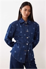 Джинсовая рубашка с затягивающимся поясом и лазерной печатью в горошек артикул 152320839