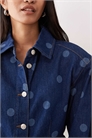 Джинсовая рубашка с затягивающимся поясом и лазерной печатью в горошек артикул 152320839