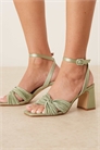 Сандалии Bridal Divaa на каблуке-блок с плиссированной отделкой артикул 149858076