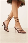 Сандалии на среднем каблуке с ремешками вокруг щиколотки и завязками артикул 151997641