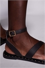 Кожаные сандалии с заклепками и ремешком на пальцах артикул 142973930