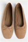 Разделенные замшевые балетки с бантиком бежевого цвета артикул 151303834