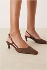Туфли на среднем каблуке с закругленным носком и ремешком на пятке артикул 144644294