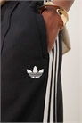 Джоггеры с широкими брючинами и тремя полосками артикул 141910289