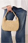 Сумка через плечо из рафии с небольшим логотипом на джинсовом фоне артикул 154172954