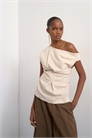 Льняной топ с затянутой талией и асимметричными закрученными плечами артикул 150553789