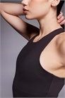 Мягкая майка с открытой спиной и вшитым бюстгальтером, а также съемными вставками артикул 154899925