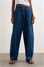 Джинсы с широкими брючинами и складками артикул 150560290