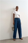 Джинсы с широкими брючинами и складками артикул 150560290