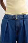 Джинсы с завышенной талией, свободного кроя и зауженными штанинами, с ремнем артикул 152119087