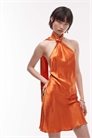 Мини-платье с завязками на шее из атласа артикул 141489842