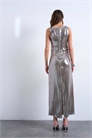 Платье средней длины из металлической ткани с серебристой фурнитурой артикул 143376234