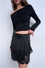 Асимметричная мини-юбка из атласа с кружевной отделкой артикул 150204194