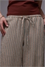 Брюки с низкой посадкой, широкими брючинами и завязкой на талии, с гофрированной полоской артикул 141528267