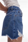 Джинсовые шорты-мама в А-силуэте с порезами артикул 139622958