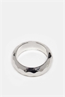 Кольцо с гладкой оправой и рельефной поверхностью артикул 147017559