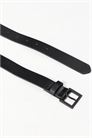 Стильный узкий ремень из искусственной кожи с матовой черной пряжкой артикул 148377182