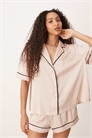 Комплект из просторной атласной рубашки с короткими рукавами и шорт артикул 154690426