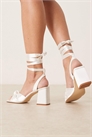 Свадебные сандалии Caralina с плиссированной отделкой и каблуком-блок артикул 150075218
