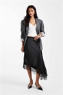 Асимметричная юбка средней длины с атласной отделкой из кружева артикул 152427877