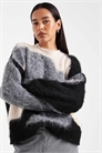 Свободный свитер с абстрактным рисунком и ворсистой текстурой артикул 152126324