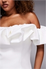 Свадебное мини-платье с открытыми плечами артикул 153120560