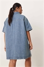 ASOS DESIGN Curve — джинсовое платье-рубашка с короткими рукавами артикул 148382764