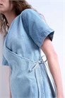 Мини-платье-кимоно из денима артикул 147857671