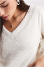 Пушистая свободная кофта с открытыми плечами артикул 150703082