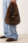 Сумка-тоут из меха с металлическими элементами артикул 149348158