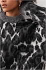 Универсальный свитер прямого кроя с круглым вырезом и леопардовым принтом артикул 144016569