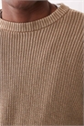 Свободный свитер с ребристой вязкой и круглым вырезом артикул 152125690
