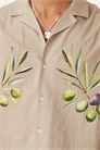 Рубашка свободного кроя с отложным воротником под лен, с оливковым принтом артикул 148447341