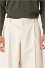 Стильные брюки из 100% хлопка с сильно зауженным кроем и складками спереди артикул 146142427