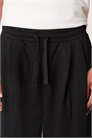 Джоггеры с широкими брючинами и складками артикул 146143764
