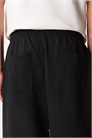 Джоггеры с широкими брючинами и складками артикул 146143764