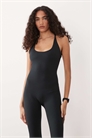 Высокий трикотажный комбинезон с бретелями и мягкой текстурой, со встроенным бюстгальтером артикул 151639550