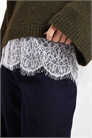 Свитер из трикотажа с пушистыми широкими рукавами и кружевным подолом артикул 153049784