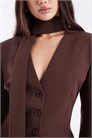 Блейзер с застежкой на плече и шарфом артикул 153408402