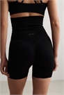 Черные шорты-хотпанты с бесшовной конструкцией и укрепляющим эффектом артикул 155876537