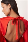 Топ из атласа с открытой спиной и завязками на шее артикул 154837283