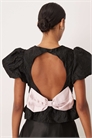 Топ с жакардовым принтом, буффами, оборками по низу, открытой спинкой и контрастным бантом артикул 154057283