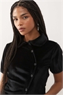 Блузка из бархата облегающего кроя с асимметричной застежкой на пуговицы и рукавами-буффами артикул 153667148