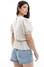 Топ с баской под цвет льна и рукавами-буфетками артикул 140594754