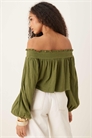 Топ с открытыми плечами и рукавами-балонами из гофрированной ткани артикул 141103139