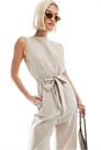 Льняной комбинезон без рукавов с завязывающимся поясом артикул 134390623