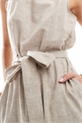 Льняной комбинезон без рукавов с завязывающимся поясом артикул 134390623