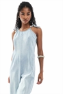 Легкий джинсовый комбинезон с завязками на шее артикул 143726651