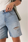 Джинсовые шорты средней длины облегающего кроя с порезами артикул 147762429