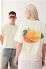 Унисекс футболка прямого кроя с фруктовым принтом в маслянисто-желтом цвете артикул 147829945